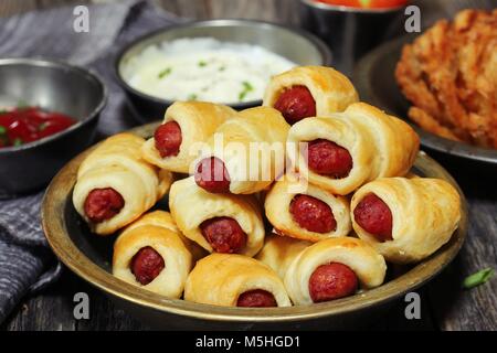 Hausgemachte Schwein in eine Decke - Hot dog Wurst rollen in einem Teig gewickelt, in der Nähe Stockfoto