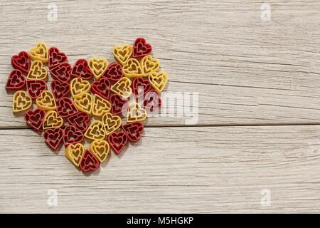 Dateitrennung farbige Pasta bilden Herzform/Valentines Tag essen Hintergrund Stockfoto