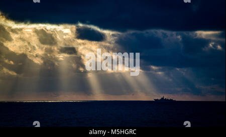 SOUTH CHINA SEA (Feb. 10, 2018) der Arleigh-Burke-Klasse geführte Anti-raketen-Zerstörer USS Wayne E.Meyer (DDG108) Transite das Südchinesische Meer. Carl Vinson Strike Group ist derzeit in den westlichen Pazifik als Teil einer regelmäßigen Bereitstellung. (U.S. Marine Stockfoto