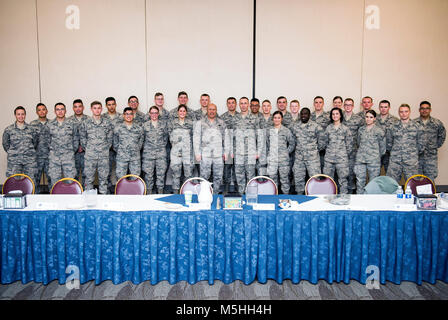 Us Air Force Generalleutnant GI Tuck, 18 Air Force Commander, und Chief Master Sgt. Todd Petzel, 18 Air Force command Chief, nehmen Sie ein Stockfoto