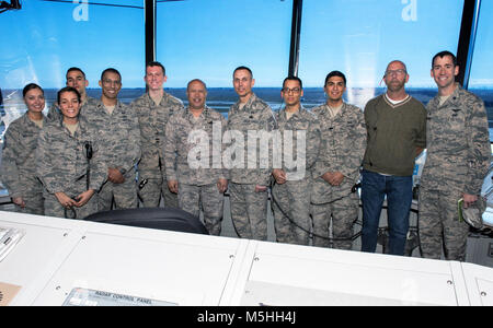 Us Air Force Generalleutnant GI Tuck, 18 Air Force Commander, und Chief Master Sgt. Todd Petzel, 18 Air Force command Chief, nehmen Sie ein Stockfoto