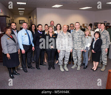 Us Air Force Generalleutnant GI Tuck, 18 Air Force Commander, und Chief Master Sgt. Todd Petzel, 18 Air Force command Chief, nehmen Sie ein Stockfoto