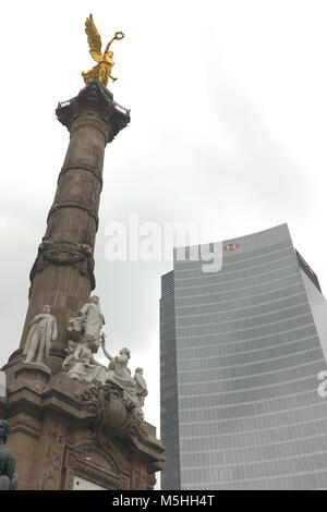 HSBC Bank Gebäude in Mexiko City, Mexiko, mit Blick auf den Angel of Independence Monument im Herzen der Stadt der Paseo de la Reforma gelegen. Stockfoto