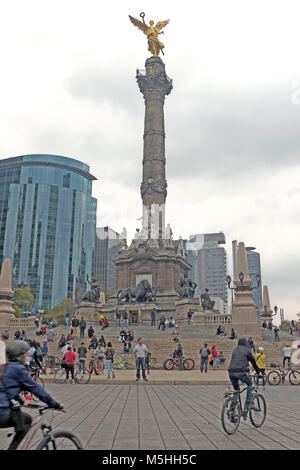 Jeden Sonntag morgen Mexiko die Bewohner der Stadt auf die Straße Wandern und Radfahren entlang der Routen einschließlich der Bereiche um die Angel de la Independencia. Stockfoto