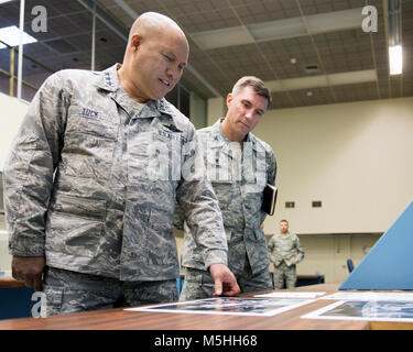 Us Air Force Generalleutnant GI Tuck, 18 Air Force Commander, und Oberst John Klein, 60 Air Mobility Wing Commander, Blick auf historische Stockfoto