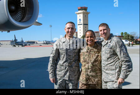 Chief Master Sgt. Todd Petzel, 18 Air Force command Chief Master Sergeant, Scott Air Force Base, Illinois, Chief Master Sgt. Shelina Frey, Air Mobility Command Chief Master Sergeant, Scott AFB, Illinois, und Chief Master Sgt. Steve Nichols 60th Air Mobility command Flügel Chief Master Sergeant, Travis Air Force Base, Calif., posieren für ein Foto auf dem Flug Linie, Feb.12, 2018, Travis AFB, Calif (U.S. Air Force Stockfoto