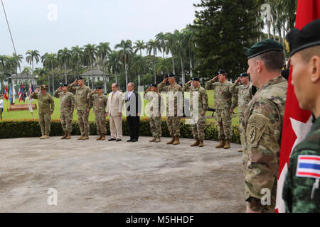 Us-Army-Pacific kommandierenden General Robert B. Braun, ehrt Royal Thai Army Commander-in-chief, General Chalermchai Sitthisat Februar 13, während einer Zeremonie im historischen Palm Kreis, Fort Shafter, Hawaii. Die Vereinigten Staaten und Thailand Beziehungen im Jahr 1818 und einen Vertrag über Freundschaft und Handel im Jahr 1833 unterzeichnet, die Formalisierung der diplomatischen Beziehungen. Der Vertrag über Freundschaft und Handel von 1833 begann eine Partnerschaft, die sich entwickelt hat und im Laufe der Zeit verstärkt. Heute sind die USA und Thailand kooperieren bei einer breiten Palette von Programmen in einer Vielzahl von Bereichen, von Bildung und Kultur, public Hea Stockfoto