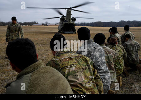 Soldaten, die in den 101 Combat Aviation Brigade, Luftlandedivision (Air Assault) Last an eine CH-47 Chinook Hubschrauber in Vorbereitung ihrer Tactical Operations Center (TOC zu springen) an eine neue Position während Warfighter, eine zweiwöchige Befehl und Kontrolle ausübt, 13. Februar 2017 an Ft. Campbell, Ky. (U.S. Armee Stockfoto