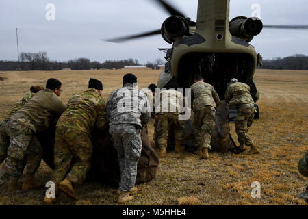 Soldaten, die in den 101 Combat Aviation Brigade, Luftlandedivision (Air Assault) Last an eine CH-47 Chinook Hubschrauber in Vorbereitung ihrer Tactical Operations Center (TOC zu springen) an eine neue Position während Warfighter, eine zweiwöchige Befehl und Kontrolle ausübt, 13. Februar 2017 an Ft. Campbell, Ky. (U.S. Armee Stockfoto