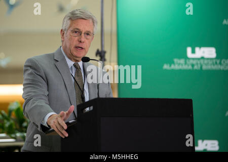 Reid Jones, Chief Operating Officer von der Universität von Alabama in Birmingham Health System, spricht während einer Zeremonie an der UAB, Alabama, 13.02.2017. Fünf Mitglieder einer Special Operations Op-Team waren die Bronze-Medaille ausgezeichnet, während für ihre Aktionen zur Unterstützung der Operation INHERHENT LÖSEN eingesetzt. Die Universität Gastgeber Personal aus drei SOSTs, deren Mitglieder zwischen aktiven militärische Einsätze und regelmäßigen Verschiebungen auf der Ebene-1-Trauma Center an UAB drehen. (U.S. Air Force Stockfoto