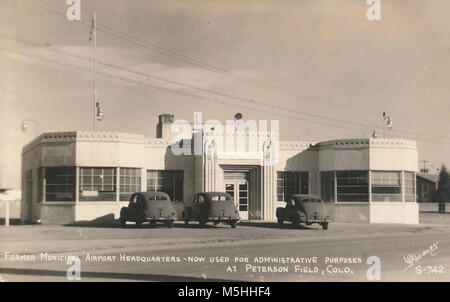 PETERSON AIR FORCE BASE, Colo - Der City Terminal wurde als erste Station Hauptquartier für Peterson Feld auf der Peterson Air Force Base, Colorado, 1943. Nach dem Ende des Zweiten Weltkrieges das Terminal und Aufhängungen an der Stadt von Colorado Springs, die zurückgegeben wurden und Wiederaufnahme der normalen zivilen Airport verwenden. ( Stockfoto