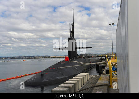 SAN DIEGO (Feb. 13, 2018), die Ohio-Klasse BALLISTISCHE U-Boot USS Nebraska (SSBN 739) sitzt pier Seite bei Naval Base Point Loma während eines port Anruf in der Vorbereitung für ihre Tiger Cruise. Nebraska ist einer von acht ballistische Atom-U-Boote stationiert am Marinestützpunkt Kitsap-Bangor und vor Kurzem erweiterte große Wartung Periode, einschließlich einer Betankung Überholung, am Puget Sound Naval Shipyard und Intermediate Maintenance Facility. (U.S. Marine Stockfoto