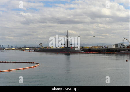 SAN DIEGO (Feb. 13, 2018), die Ohio-Klasse BALLISTISCHE U-Boot USS Nebraska (SSBN 739) sitzt pier Seite bei Naval Base Point Loma während eines port Anruf in der Vorbereitung für ihre Tiger Cruise. Nebraska ist einer von acht ballistische Atom-U-Boote stationiert am Marinestützpunkt Kitsap-Bangor und vor Kurzem erweiterte große Wartung Periode, einschließlich einer Betankung Überholung, am Puget Sound Naval Shipyard und Intermediate Maintenance Facility. (U.S. Marine Stockfoto