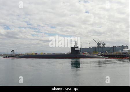 SAN DIEGO (Feb. 13, 2018), die Ohio-Klasse BALLISTISCHE U-Boot USS Nebraska (SSBN 739) sitzt pier Seite bei Naval Base Point Loma während eines port Anruf in der Vorbereitung für ihre Tiger Cruise. Nebraska ist einer von acht ballistische Atom-U-Boote stationiert am Marinestützpunkt Kitsap-Bangor und vor Kurzem erweiterte große Wartung Periode, einschließlich einer Betankung Überholung, am Puget Sound Naval Shipyard und Intermediate Maintenance Facility. (U.S. Marine Stockfoto