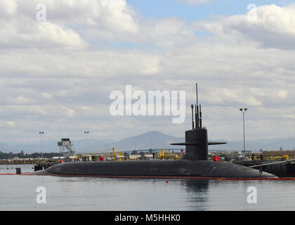 SAN DIEGO (Feb. 13, 2018), die Ohio-Klasse BALLISTISCHE U-Boot USS Nebraska (SSBN 739) sitzt pier Seite bei Naval Base Point Loma während eines port Anruf in der Vorbereitung für ihre Tiger Cruise. Nebraska ist einer von acht ballistische Atom-U-Boote stationiert am Marinestützpunkt Kitsap-Bangor und vor Kurzem erweiterte große Wartung Periode, einschließlich einer Betankung Überholung, am Puget Sound Naval Shipyard und Intermediate Maintenance Facility. (U.S. Marine Stockfoto