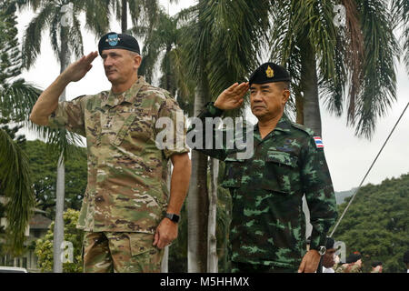 Us-Army-Pacific kommandierenden General Robert B. Braun, ehrt Royal Thai Army Commander-in-chief, General Chalermchai Sitthisat Februar 13, während einer Zeremonie im historischen Palm Kreis, Fort Shafter, Hawaii. Die Vereinigten Staaten und Thailand Beziehungen im Jahr 1818 und einen Vertrag über Freundschaft und Handel im Jahr 1833 unterzeichnet, die Formalisierung der diplomatischen Beziehungen. Der Vertrag über Freundschaft und Handel von 1833 begann eine Partnerschaft, die sich entwickelt hat und im Laufe der Zeit verstärkt. Heute sind die USA und Thailand kooperieren bei einer breiten Palette von Programmen in einer Vielzahl von Bereichen, von Bildung und Kultur, public Hea Stockfoto