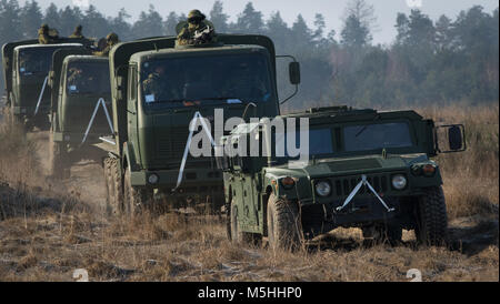 Kroatische Artillerie Soldaten auf den Vulkan Batterie zugewiesen bewegen Ihre Rakete Artillerie Systeme auf ihre Entlassung Positionen, wie sie die Durchführung einer Bereitschaft, Bohrers, während im Kampf der Gruppe Polen übung Puma die Teilnahme an einer Reihe in der Nähe der Bemowo Piskie, Polen, Jan. 22, 2018. Diese Soldaten sind Teil der einzigartigen, multinationalen Battle Group aus USA, Großbritannien, Kroatischen und rumänischen Soldaten, die mit der polnischen 15 mechanisierte Brigade als Abschreckung Kraft im Nordosten Polens zur Unterstützung des NATO-Enhanced vorwärts Präsenz dienen. (U.S. Armee Foto von SPC. Andrew McNeil/22 Mob Stockfoto