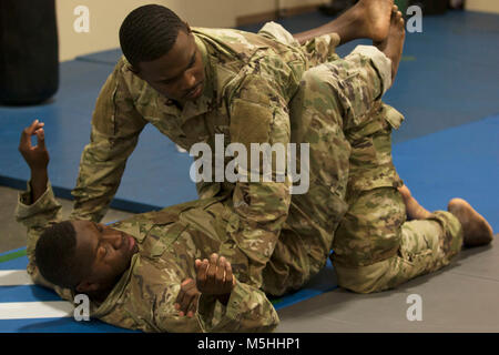 Pfc. Jordan Dunn, ein 3.Infanterie Division combatives Teammitglied, mit der Firma H., 3rd Battalion, 67th Panzer Regiment, 2. gepanzerte Brigade Combat Team Praktiken grappling Techniken mit anderen Teammitglied Spc zugeordnet. Reginald Lamm, mit der Firma E. zugeordnet, 9 Engineer Battalion, 2nd Armored Brigade Combat Team, 3rd Infantry Division bei der Kaplan inspirational combatives Training, 13. Februar 2018, am Fort Stewart, Ga. Das Fort Stewart combatives Team die 3 Infantry Division durch März in den kommenden Armee kämpferisch Meisterschaften in Fort Bragg, N.C., 28. Februar dar Stockfoto