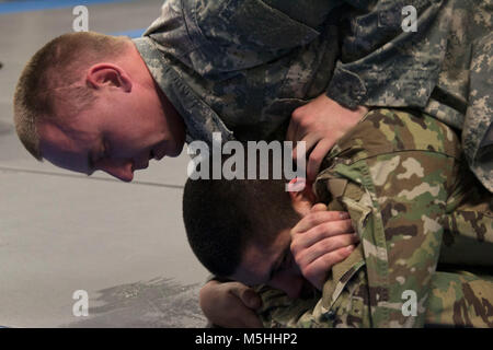 Spc. Ethan Stevens eine 3 Infanterie Division Team Mitglied Firma H., 3rd Battalion, 67th Panzer Regiment, 2. gepanzerte Brigade Combat Team ringt ein 3-ID-Soldat bei einem Kaplan inspirational combatives Training Session zugeordnet combatives, 13. Februar 2018, am Fort Stewart, GA3 ID Soldaten Ausbildung in Close Quarters combatives Level I sowie die Fort Stewart combatives Team beauftragt wurden mit der Durchführung einer Reihe von grappling Techniken angewiesen, neben inspirierende Führung von Kapitän Andrew Alterman, der 9 Ingenieure Battalion, 2nd Armored Brigade Combat Team, 3 ID Kaplan gekoppelt. (U Stockfoto