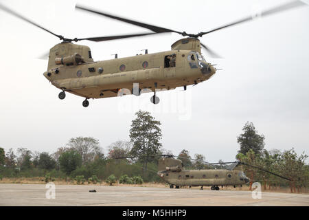 Us-Armee Soldaten mit Alpha Company, 1.Bataillon, 21 Infanterie Regiment, 2 Infantry Brigade Combat Team, 25 Infanterie Division, in einer CH-47 Chinook Teil in einer kombinierten Waffen Live-Fire Übung während der Übung Cobra Gold, Jan. 23, 2018 zu fliegen. Die CALFEX ist der Höhepunkt für Cobra Gold 18. Die Ausübung, jetzt in seiner 37 Iteration, ist entworfen, um die regionale Sicherheit zu fördern und wirksame Antworten auf regionalen Krise sicher durch die Zusammenführung einer robusten multinationale Kraft gemeinsamer Ziele und Verpflichtungen in der indopazifischen Region auseinander zu setzen. Übung Cobra Gold 2018 ist ein Stockfoto