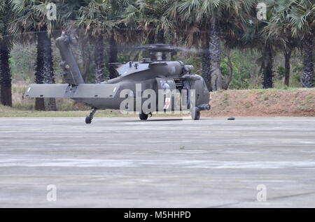 Ein UH-60 Black Hawk Hubschrauber bereitet sich für Flug, bevor sie für die kombinierte Waffen Live-Fire Übung im Camp Freundschaft, Königreich Thailand, Feb 23, 2018. Die Übung bietet eine Plattform sowohl für die Vereinigten Staaten und Partner Nationen Interoperabilität und Erhöhung der Kapazitäten in der Planung und Abwicklung von komplexen und realistischen multinationale Truppe vorzurücken und kombinierte Task Force. Übung Cobra Gold 2018 ist eine jährliche Übung im Königreich Thailand durchgeführt wurde von Feb.13-23 mit sieben voll teilnehmenden Nationen. (U.S. Armee Foto: Staff Sgt. Eastham) Stockfoto