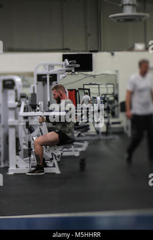 Us Marine Corps Cpl. Rory Hamill arbeitet in der Turnhalle am Joint Base Mc Guire-Dix - Lakehurst, New Jersey, Dez. 4, 2017. (U.S. Air National Guard Stockfoto