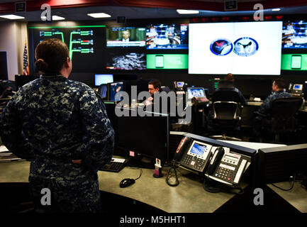 FORT GEORGE G. MEADE, Md (31. 14, 2017) Segler stehen, sehen Sie in der Fleet Operations Center am Sitz der US-Flotte Cyber Command/USA 10 Flotte. Us-Flotte Cyber Befehl dient als Befehl Marine Komponente zu U.S. Strategic Command und US-Cyber-Befehl. Usa 10 Flotte ist der operative Arm der Flotte Cyber Befehl und führt seine Mission durch eine Task force Struktur. (U.S. Marine Stockfoto