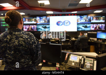 FORT GEORGE G. MEADE, Md (31. 14, 2017) Segler stehen, sehen Sie in der Fleet Operations Center am Sitz der US-Flotte Cyber Command/USA 10 Flotte. Us-Flotte Cyber Befehl dient als Befehl Marine Komponente zu U.S. Strategic Command und US-Cyber-Befehl. Usa 10 Flotte ist der operative Arm der Flotte Cyber Befehl und führt seine Mission durch eine Task force Struktur. (U.S. Marine Stockfoto