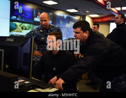 FORT GEORGE G. MEADE, Md (31. 14, 2017) Segler stehen, sehen Sie in der Fleet Operations Center am Sitz der US-Flotte Cyber Command/USA 10 Flotte. Us-Flotte Cyber Befehl dient als Befehl Marine Komponente zu U.S. Strategic Command und US-Cyber-Befehl. Usa 10 Flotte ist der operative Arm der Flotte Cyber Befehl und führt seine Mission durch eine Task force Struktur. (U.S. Marine Stockfoto