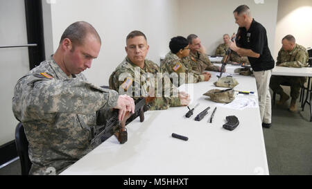 Sgt. Joseph Howell, der 1 Bataillon, 204 Air Defense Artillery Regiment, entfernt die Gas Block von einer AK-47 Gewehr während einer ausländischen Waffen und Munition Einarbeitung Kurs am Mississippi Armed Forces Museum im Camp Shelby Joint Forces Training Center Jan. 25, 2018 angeboten. Der Kurs gibt Soldaten die Möglichkeit über Waffen allgemein auf das moderne Schlachtfeld verwendet zu erfahren. (U.S. Army National Guard Stockfoto