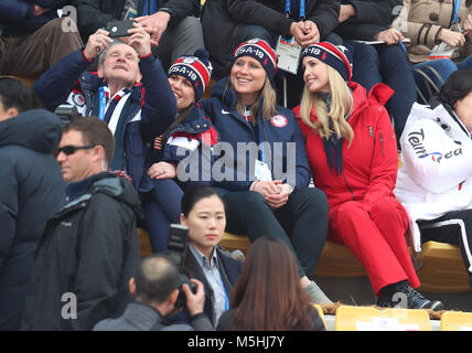 Pressesprecher des Weißen Hauses, Sarah Huckabee Sanders, IOC-Mitglied des Vorstands Angela Ruggiero und Ivanka Trump besuchen die Herren Snowboard Big Air Finale bei den Alpensia Skispringen Center bei Tag 15 der Winter-olympischen Spiele 2018 PyeongChang in Südkorea. Stockfoto