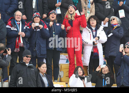 Ivanka Trump, Südkoreanische first Lady Kim Jung-sook und Südkoreanischen Außenminister Kang Kyung-wha besuchen die Herren Snowboard Big Air Finale bei den Alpensia Skispringen Center bei Tag 15 der Winter-olympischen Spiele 2018 PyeongChang in Südkorea. Stockfoto