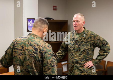 Us Marine Corps Generalleutnant Mark A. Brilakis, dem Kommandeur der US Marine Corps Forces Command, spricht mit Generalmajor Matthew G. Glavy, Kommandierender General der 2. Marine Flugzeugflügel (MAW), bei einem Besuch in Marine Corps Air Station New River, N.C., Feb 1, 2018. Brilakis besucht 2. MAW die Funktionen jedes Geschwader zu diskutieren, neue Innovationen in der Flügel und des laufenden Betriebs. (U.S. Marine Corps Stockfoto