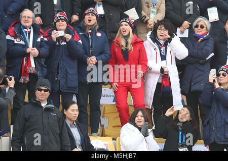 Ivanka Trump, Südkoreanische first Lady Kim Jung-sook und Südkoreanischen Außenminister Kang Kyung-wha besuchen die Herren Snowboard Big Air Finale bei den Alpensia Skispringen Center bei Tag 15 der Winter-olympischen Spiele 2018 PyeongChang in Südkorea. Stockfoto