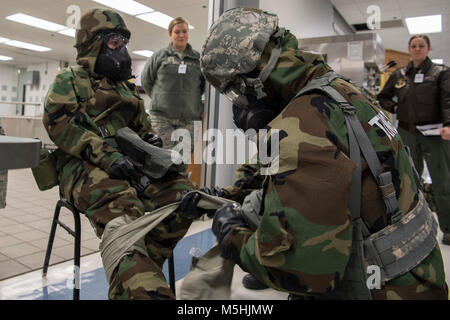 Us Air Force Piloten aus der 130 Force Support Squadron selbst durchführen - Beihilfen buddy Obacht beim Feb 1, 2018 at McLaughlin Air National Guard Base, Charleston, W. Virginia ueberprueft 130 Flieger nahmen an verschiedenen mock Chemische, biologische, radiologische, nukleare und high yield Sprengstoff (CBRNE) Verteidigung training Veranstaltungen über den Bohrer Wochenende, Verbesserung der allgemeinen Bereitschaft der Einheit. (U.S. Air National Guard Stockfoto