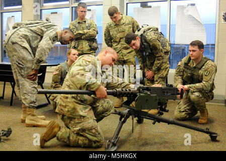 Sgt. 1. Klasse Braxton Breland zeigt, wie man richtig eine .50 Kaliber Maschinengewehr während beste der Overhead Einheiten 'Warrior Wettbewerb im Camp Shelby Joint Forces Training Mitte Februar 7, 2018. Diese vorläufige Wettbewerb soll die Mitbewerber für die staatliche Ebene am besten Krieger Wettbewerb, der am Lager McCain, in der Nähe von Grenada, Fräulein statt finden wird, vorbereiten, später im Februar (U.S. Army National Guard Stockfoto