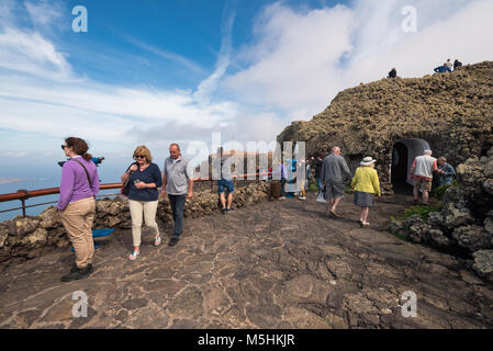 Lanzarote, Spanien - Februar 12,2018: Touristen besuchen Mirador del Rio berühmten touristischen Attraktion in Lanzarote, Kanarische Inseln, Spanien. Stockfoto