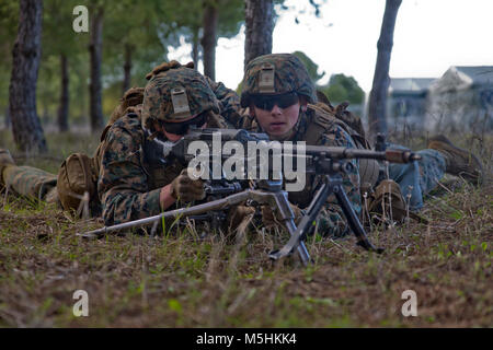 Us-Marines mit special-purpose Marine Air-Ground Task Force-Crisis Response-Africa, Logistik combat Element, Durchführung von Schulungen auf, wie man richtig die M240 Maschinengewehr in Morón, Spanien, Februar 7, 2018. SPMAGTF-CR-AF bereitgestellt ist begrenzte Krise zu leiten - Reaktion und Theater - Security Operations in Europa und Nordafrika. (U.S. Marine Corps Stockfoto