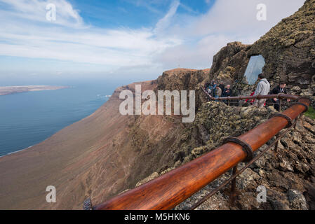 Lanzarote, Spanien - Februar 12,2018: Touristen besuchen Mirador del Rio berühmten touristischen Attraktion in Lanzarote, Kanarische Inseln, Spanien. Stockfoto