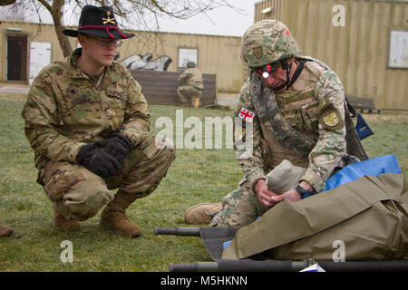 Spc. Wesley Hobson, eine Bekämpfung der Medic in die 4. Staffel, 2d-Cavalry Regiment zugeordnet, beobachtet ein Soldat von 11 Leichte Infanterie Bataillon, 1 Infanterie Brigade der Georgischen Land zwingt, einen Verband an einem simulierten Unfall während eines Combat Life Saver Kurs Feb 9, 2018 an der Medizinischen Simulation Training Center in Grafenwöhr Training Area, Deutschland. Die georgischen Soldaten ein Training mit US Marine Corpsmen für einen bevorstehenden Einsatz in Afghanistan. Die soldaten Instruktion der Kurs vom 2.Kavallerie Regiments und 7th Army Training Befehl. ( Stockfoto