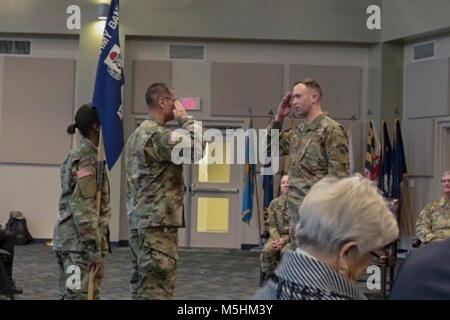 Ton NATIONAL GUARD CENTER - Marietta, Ga., Nov. 10, 2018 - Warrant Officer William D. Proctor, Commander, 116 Army Band, übernimmt die Steuerung seiner Einheit von 1 Sgt. James R. McBridge, nachdem Sie den Befehl. Proctor ist das neueste Commander der ältesten Army Band der National Guard. (U.S. Army National Guard Stockfoto