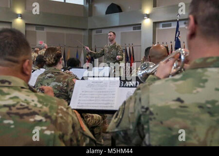 Ton NATIONAL GUARD CENTER - Marietta, Ga., Nov. 10, 2018 - Warrant Officer William D. Proktor führt die 116 Army Band zum ersten Mal als der Einheit Kapellmeister. Bandmasters Fachexperten in der Musik und in der Armeeführung. (U.S. Army National Guard Stockfoto