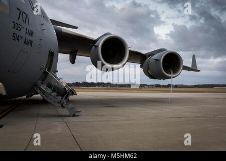 Eine C-17 Globemaster III F117-PW-100 turbofan Engine erstellt Vortex während des Motorstarts auf ein gemeinsames Training Mission mit der 514Th Aeromedical Evacuation Squadron und der 732 . Airlift Squadron, 514Th Air Mobility Wing, an Joint Base Mc Guire-Dix - Lakehurst, New Jersey, 10.02.2018. Die 514Th ist ein Air Force Reserve Command Einheit an Joint Base Mc Guire-Dix - Lakehurst. (U.S. Air Force Stockfoto