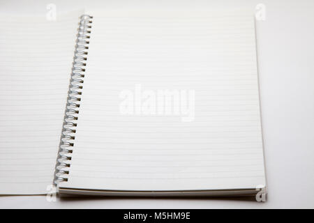 Leere offene Spirale notebook auf weißem Hintergrund, selektiver Fokus Stockfoto