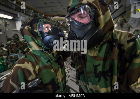 Us Air Force finden Bürger Flieger mit der 514Th Aeromedical Evacuation Squadron, 514Th Air Mobility Wing, simulierten Patienten Statusinformationen kommunizieren während einer gemeinsamen Training Mission auf einer C-17 Globemaster III von Mitgliedern der 732 . Airlift Squadron Crewed Charter, 514Th Air Mobility Wing, an Joint Base Mc Guire-Dix - Lakehurst, New Jersey, 10.02.2018. Die 514Th ist ein Air Force Reserve Command Einheit an Joint Base Mc Guire-Dix - Lakehurst. (U.S. Air Force Stockfoto