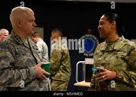 Luftwaffe Generalleutnant L. Scott Reis, der Direktor der Air National Guard, spricht mit Armee Generalmajor Linda L. Singh, Maryland Adjutant General, 10. Februar 2018 während einer Tournee Warfield Air National Guard Base, dem nahen Fluss, Md. Während seines Besuchs, Reis tourte durch die Einrichtungen des Base und sprach mit verschiedenen Staffeln. (U.S. Air National Guard Stockfoto