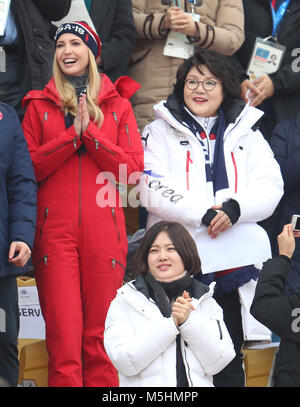 Ivanka Trump und Südkoreanischen first Lady Kim Jung-sook besuchen die Herren Snowboard Big Air Finale bei den Alpensia Skispringen Center bei Tag 15 der Winter-olympischen Spiele 2018 PyeongChang in Südkorea. Stockfoto