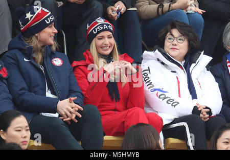 Ivanka Trump, Südkoreanische first Lady Kim Jung-sook besuchen die Herren Snowboard Big Air Finale bei den Alpensia Skispringen Center bei Tag 15 der Winter-olympischen Spiele 2018 PyeongChang in Südkorea. Stockfoto