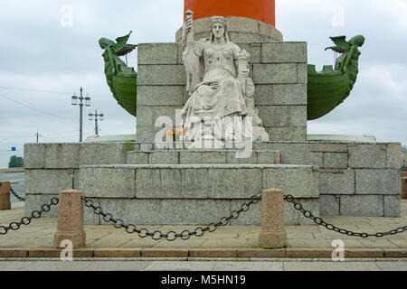 St. Petersburg, eine Statue, die die Wolga an der Basis des Rostralen Spalte, auf die Landzunge der Insel Vasilievsky Stockfoto