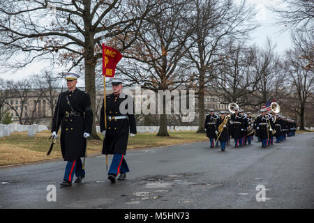 Oberst Tyler J. Zagurski, kommandierender Offizier, Marine Barracks Washington D.C., Märsche auf der Vorderseite der Kasernen" Ausbildung während eines vollen Ehren Begräbnis für Oberst Travis M. Provost auf dem Arlington National Cemetery, Arlington, Va., Nov. 12, 2018. Propst trat der US Marine Corps am 10. November 1989 und wurde als zweiter Leutnant im April 1990 in Betrieb genommen. Er sechs Mal, Unterstützung mehrerer Operationen einschließlich der Operation Iraqi Freedom im Jahr 2005 und im April 2014 in den Ruhestand nach einer bemerkenswerten und dekoriert Karriere. (Offizielle US Marine Corps Stockfoto